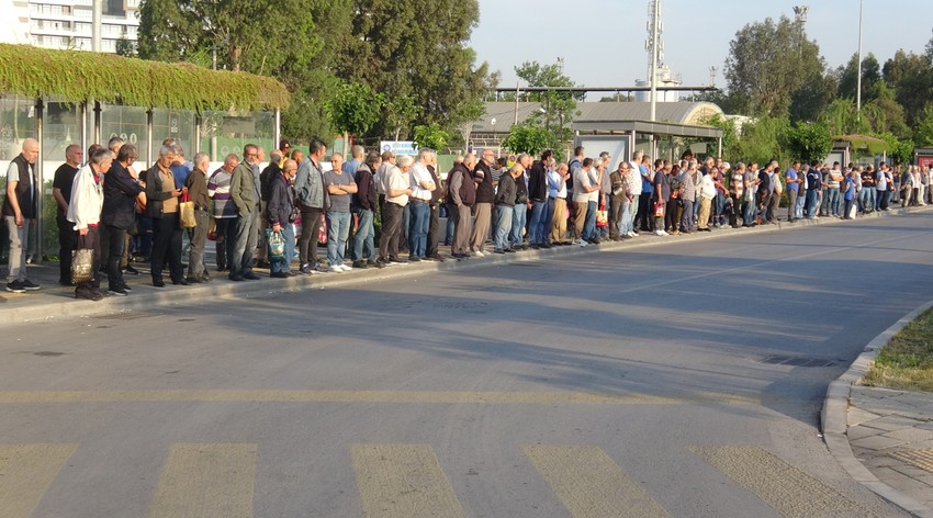 İzmir’de 23 bin işçi greve çıktı; hayat durdu! Otobüs duraklarında yoğunluk oluştu - Resim : 2