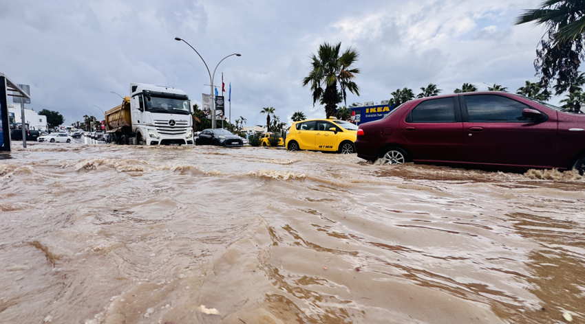 Bodrum'da yollar göle döndü, araçlar mahsur kaldı, Marmaris'te ağaçlar devrildi - Resim : 3