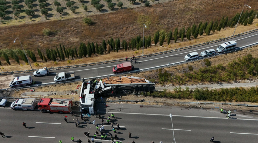 Manisa'da katliam gibi kaza! TIR ile yolcu otobüsü çarpıştı: Çok sayıda ölü ve yaralı var - Resim : 1