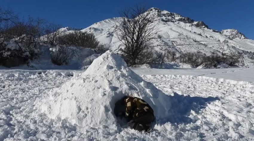 Erzurum'da yaşayan dağların oğlu, karlı araziye çıktı. Elindeki kürekle karı kazdı, dakikalar içinde inşa etti - Resim : 1