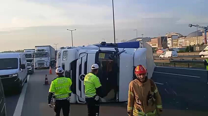 Pendik, TEM Otoyolu'nda TIR devrildi! İstanbul yönünde trafik yoğunluğu yaşanıyor - Resim : 1