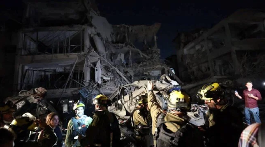 İsrail'de 9 bina tamamen yıkıldı, 3 kişi öldü: Çok sayıda kişi tahliye edildi - Resim : 1