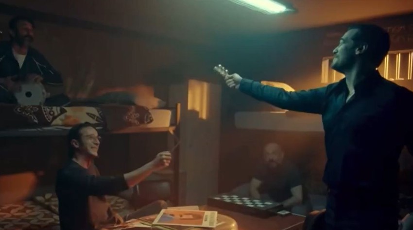Eşref Rüya dizisinde 'Kehribar' sürprizi! Müzik platformlarında rekor kıran Ebru Yaşar ve Burak Bulut’un düet parçası “Kehribar”ı söylediler, sosyal medyada beğeni yağdı - Resim : 1