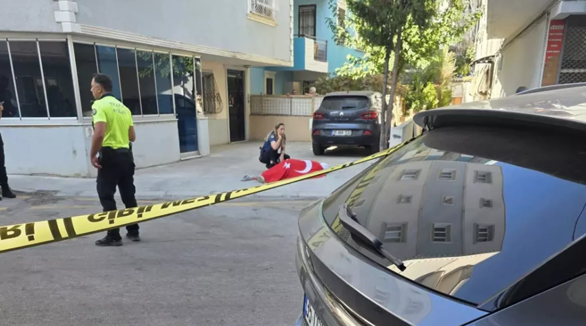 İzmir'deki saldırıda yürek yakan o an! Şehit polisin yanında çöktü kaldı - Resim : 1