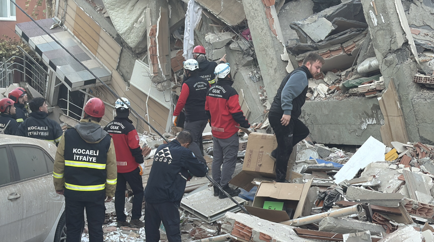 Gebze'de 7 katlı bina çöktü: Anne ve babanın cansız bedenleri enkazdan çıkarıldı - Resim : 1