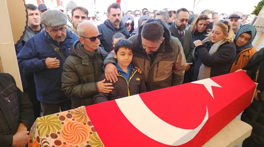 Öğrencisi tarafından katledilmişti! Fatma Nur öğretmen gözyaşlarıyla son yolculuğuna uğurlandı! Oğlunun vedası yürek yaktı - Resim : 1