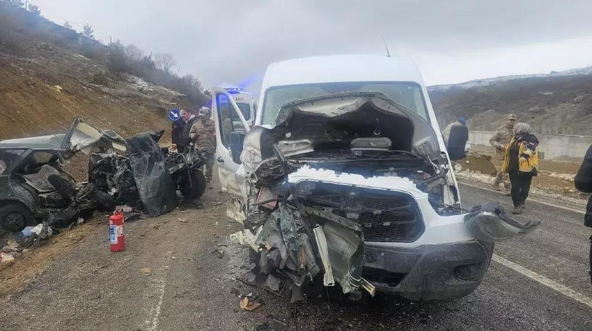 G&uuml;m&uuml;şhane'de feci kaza: &Ouml;ğretmenleri taşıyan servis kaza yaptı! Can kaybı ve &ccedil;ok sayıda yaralı var - Resim : 1