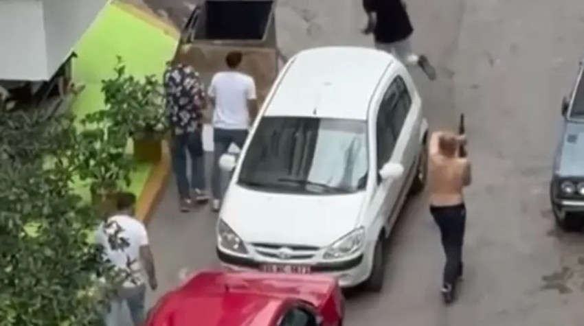 İzmir'de sokak ortasında dehşet! Pompalı tüfekle terör estirdiler! O anlar kamerada - Resim : 1