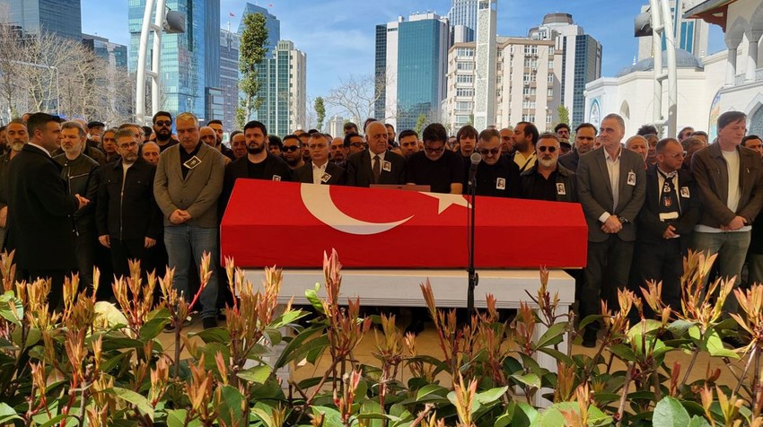 Ünlü oyuncu Şinasi Yurtsever'in cenazesinde Engin Altan Düzyatan'dan takdir edilen hareket! Görünce hemen koştu - Resim : 5