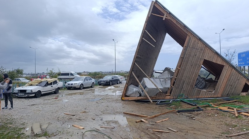 Antalya'da hortum dehşeti! Manavgat savaş alanına döndü: 2 tonluk bungalovu 30 metre sürüklendi - Resim : 1
