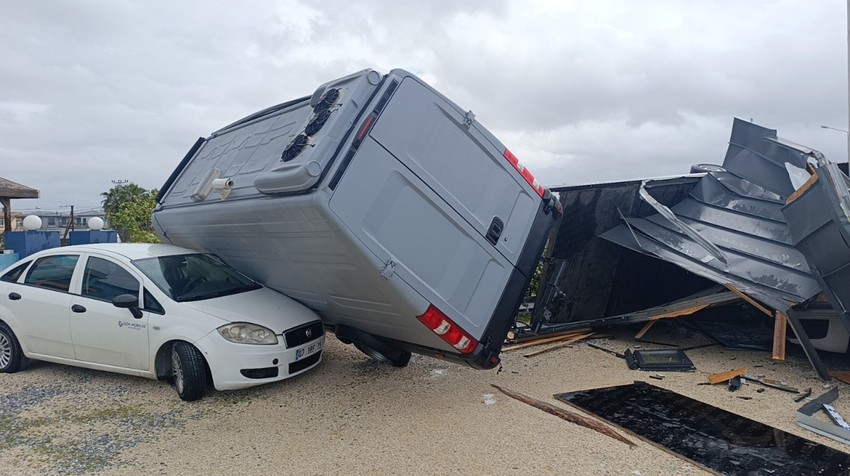 Antalya'da hortum dehşeti! Manavgat savaş alanına döndü: 2 tonluk bungalovu 30 metre sürüklendi - Resim : 2