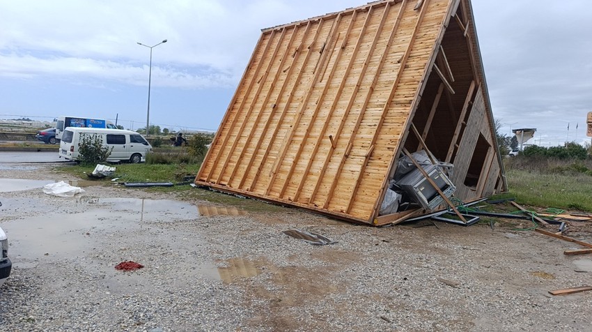 Antalya'da hortum dehşeti! Manavgat savaş alanına döndü: 2 tonluk bungalovu 30 metre sürüklendi - Resim : 4
