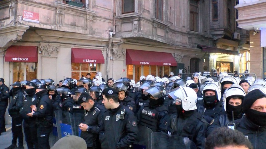 Beyoğlu İstiklal Caddesi'nde izinsiz Filistin'e destek gösterisinde arbede yaşandı! - Resim : 1