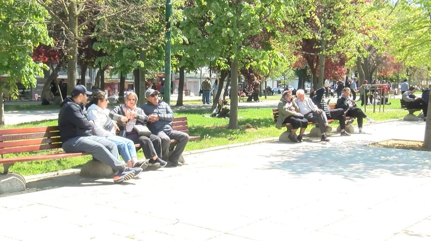 Depremi hisseden İstanbullular Taksim Gezi parkına akın etti! - Resim : 1