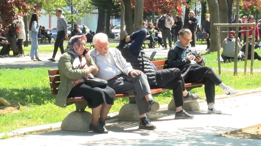 Depremi hisseden İstanbullular Taksim Gezi parkına akın etti! - Resim : 2