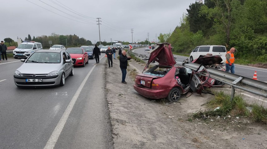 Sakarya'da kaza! Otomobil bariyerlere ok gibi saplandı: 2 ağır yaralı - Resim : 1