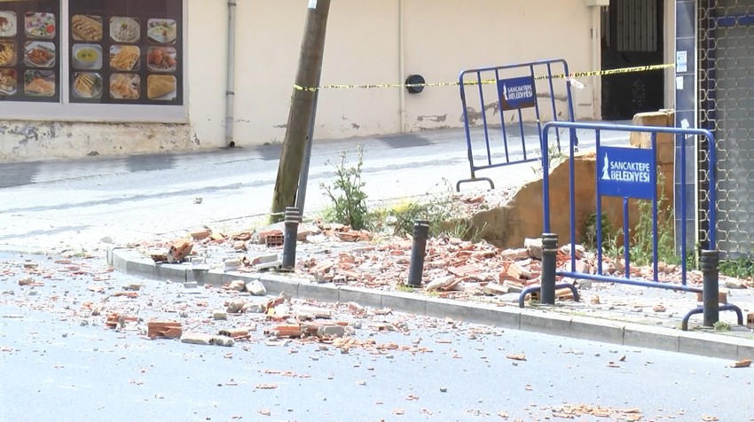 Sancaktepe'de 5 katlı metruk binada balkon çöktü! - Resim : 3