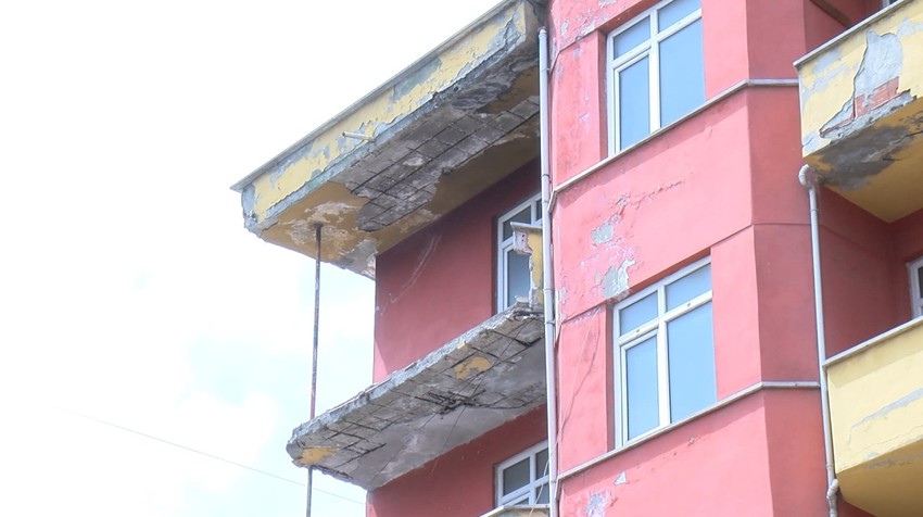 Sancaktepe'de 5 katlı metruk binada balkon çöktü! - Resim : 1