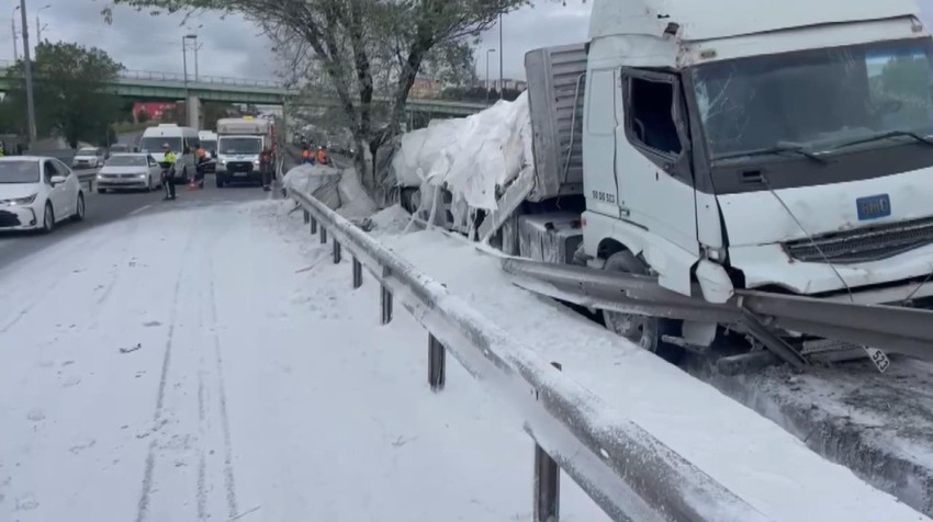 Zeytinburnu Merter mevkisinde toz alçı yüklü TIR, bariyerlere çarptı: D-100'de trafik oluştu! - Resim : 1