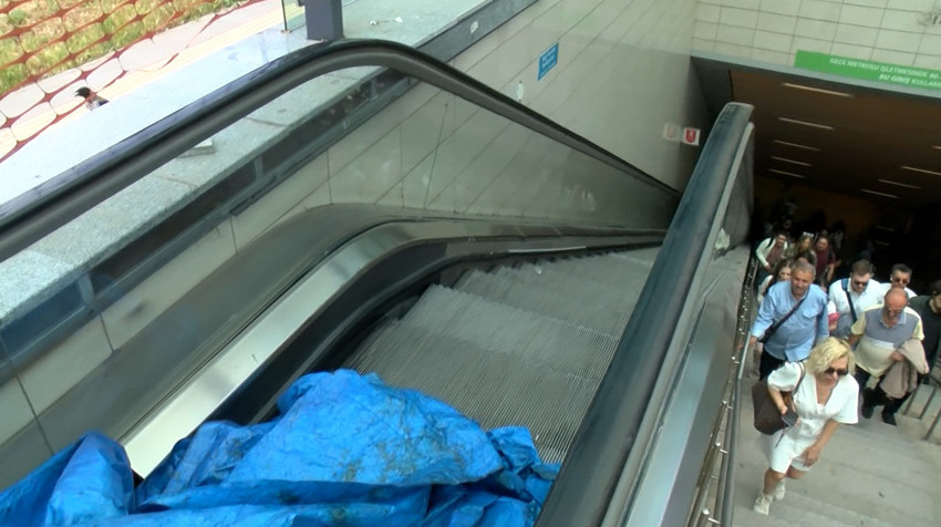Ünalan Metrosunda yürüyen merdiven kırıldı! Vatandaşların paniği cep telefonu kamerasına yansıdı - Resim : 2
