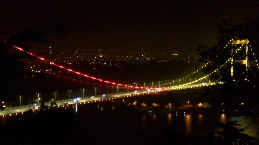 İstanbul'da köprüler şampiyon Galatasaray’ın sarı kırmızı renkleriyle ışıklandırıldı - Resim : 1