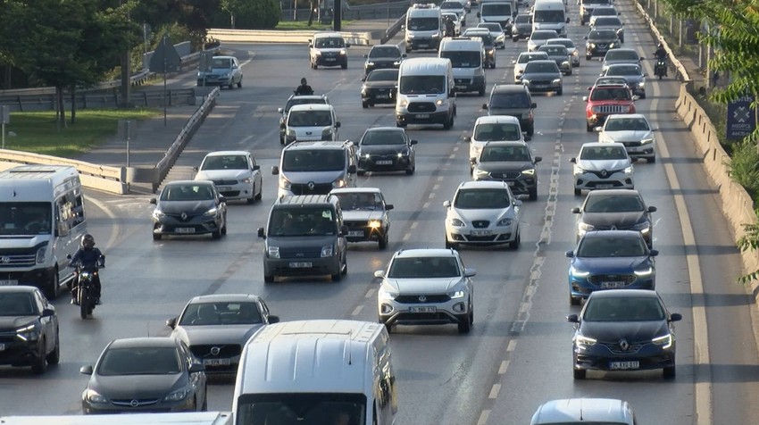 İstanbul'da çile başladı! Tatil sonrası trafikte yoğunluk yaşanıyor - Resim : 1