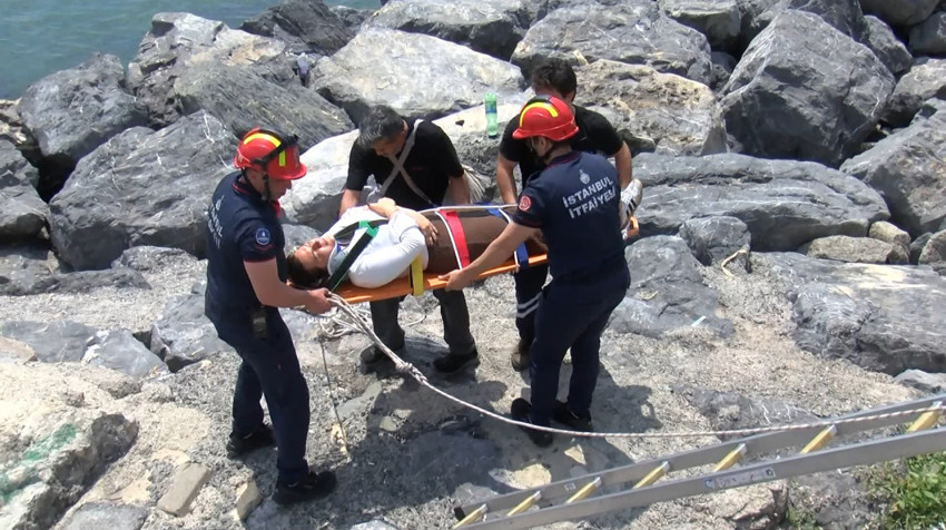 Zeytinburnu kayalıklarda feci olay! 3 metreden aşağıya düştü - Resim : 1