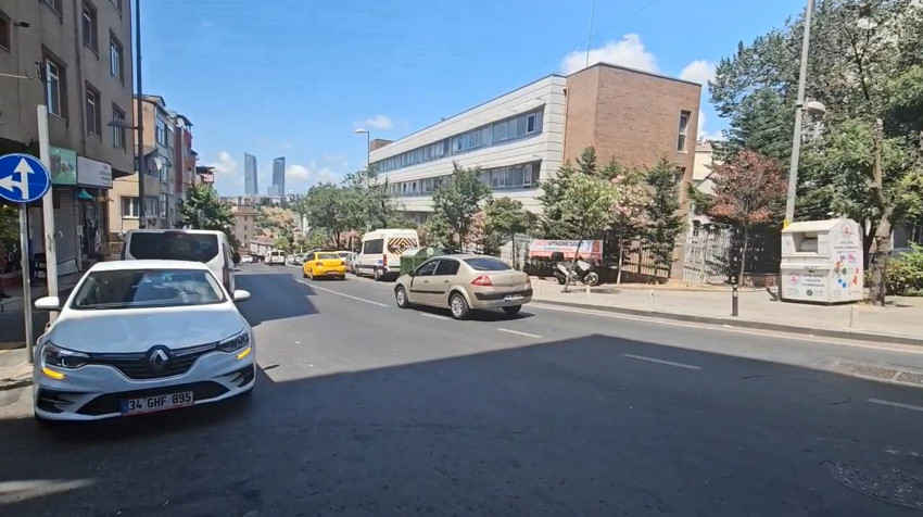 Kağıthane'de kadın sürücü fren yerine gaza bastı: 4 araca çarptı, 2 kişi yaralı! O anlar kamerada - Resim : 1