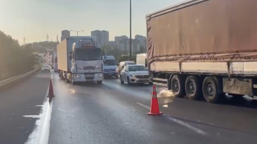 Başakşehir, TEM Otoyolu'nda kamyonet devrildi: Trafik yoğunluğuna dikkat! - Resim : 1