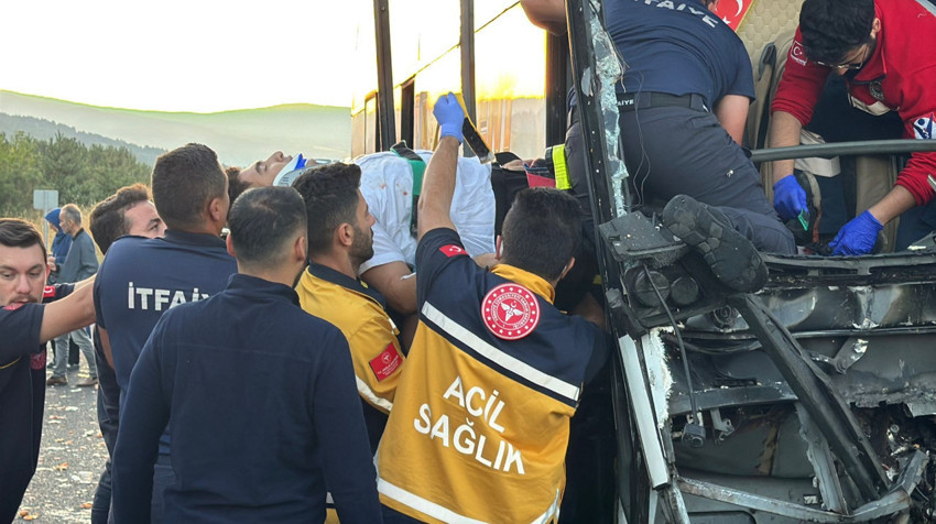 TEM’de korkunç kaza! Yolcu otobüsü ile soğan yüklü kamyon çarpıştı: 1 ölü, 10 yaralı - Resim : 2