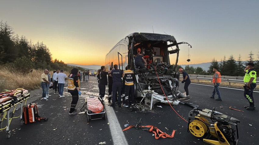 TEM’de korkunç kaza! Yolcu otobüsü ile soğan yüklü kamyon çarpıştı: 1 ölü, 10 yaralı - Resim : 1