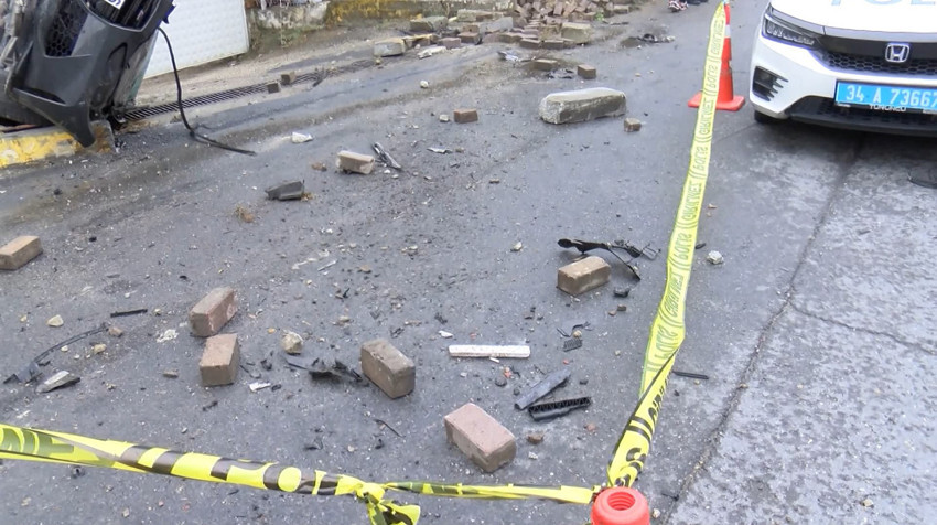 Beylikdüzü'nde feci kaza! Kaldırımda yürüyen yayaya otomobil çarptı: 1 ölü 2 yaralı - Resim : 1