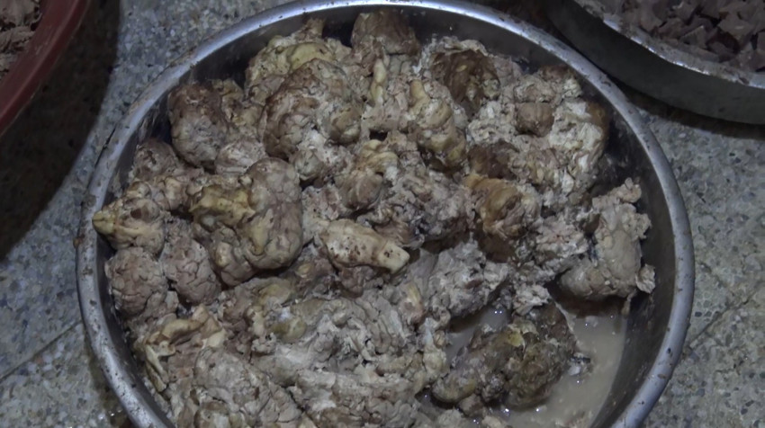 Şanlıurfa’da servis edilmek üzere hazırlanmış 1 ton bozuk et ele geçirildi - Resim : 2