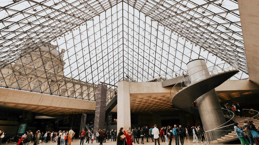 Dünyaca ünlü Louvre Müzesi'nde soygun! "Paha biçilemez" mücevherler çalındı - Resim : 1