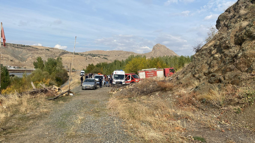 Elazığ'da 4 kişilik ailenin korku dolu anları! Birbirine sarılarak kurtarılmayı beklediler - Resim : 4