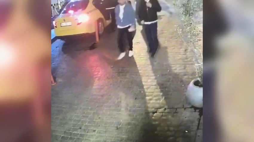 Beyoğlu'nda yere düşen telefonu alıp kaçan şüpheli kamerada! - Resim : 1