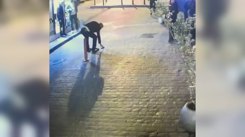 Beyoğlu'nda yere düşen telefonu alıp kaçan şüpheli kamerada! - Resim : 3
