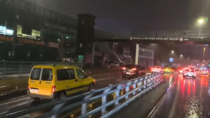 İstanbul'da yağışın etkisi ile trafik yoğunluğu oluştu - Resim : 1