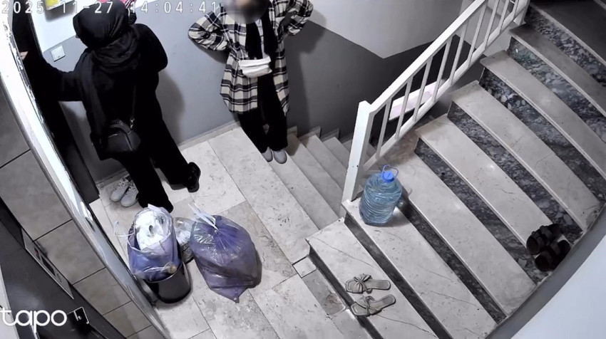 Daire kapısını yoklayan kadınlara seslendi: Sizi görüyorum! - Resim : 2