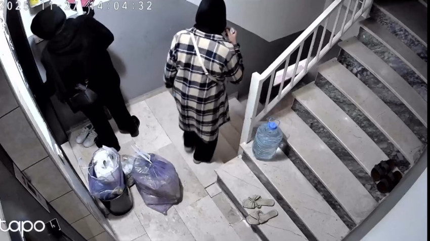 Daire kapısını yoklayan kadınlara seslendi: Sizi görüyorum! - Resim : 1