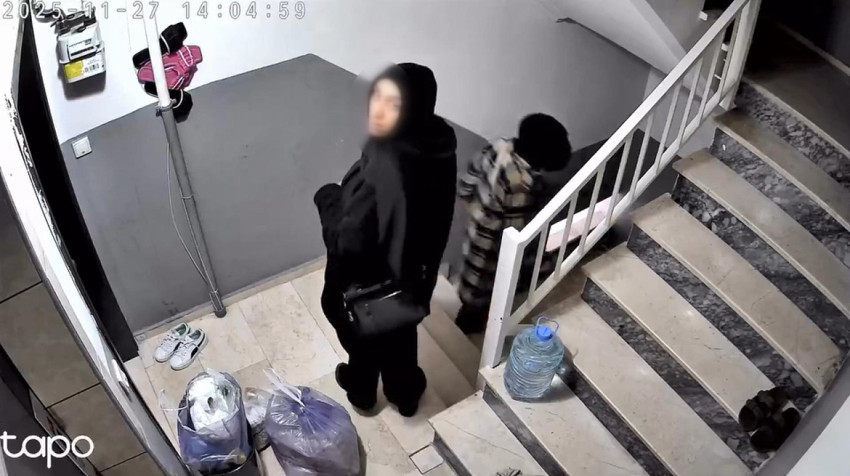 Daire kapısını yoklayan kadınlara seslendi: Sizi görüyorum! - Resim : 3