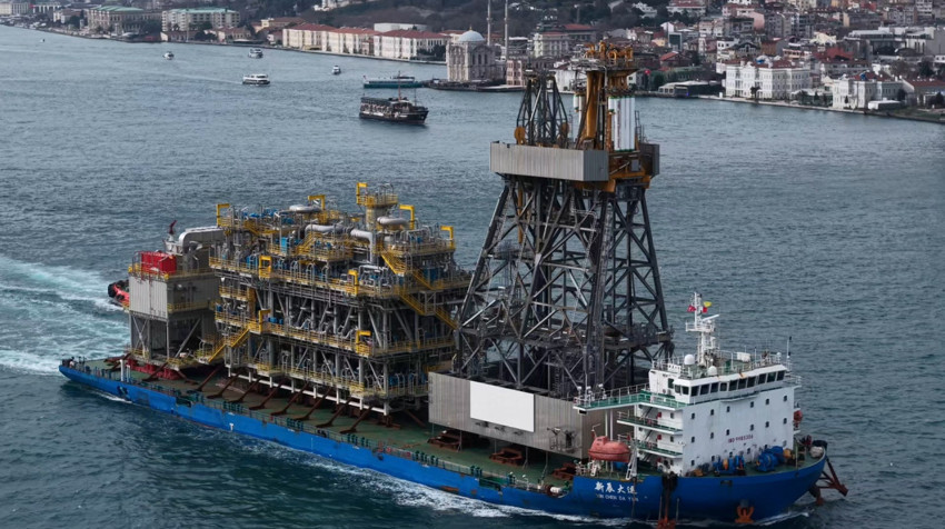 Sondaj kulesini taşıyan gemi boğazdan geçti - Resim : 2