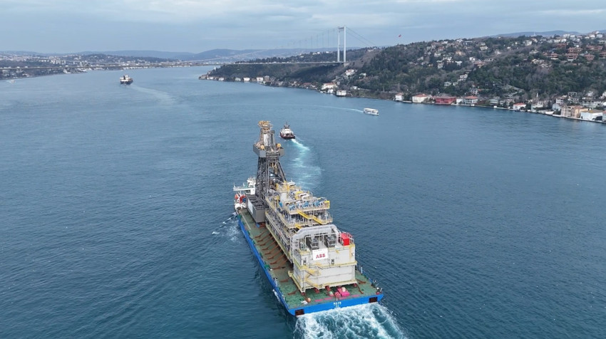 Sondaj kulesini taşıyan gemi boğazdan geçti - Resim : 1