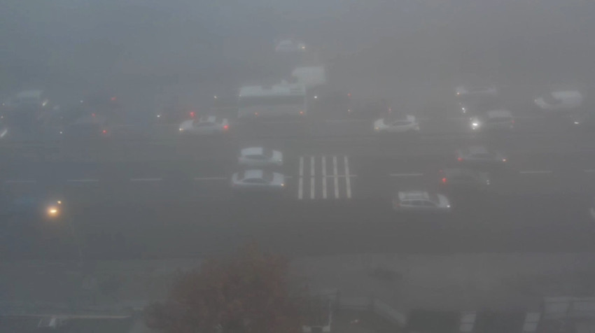 İstanbul'da yağmur ve sis etkili oldu; trafik kilitlendi - Resim : 1