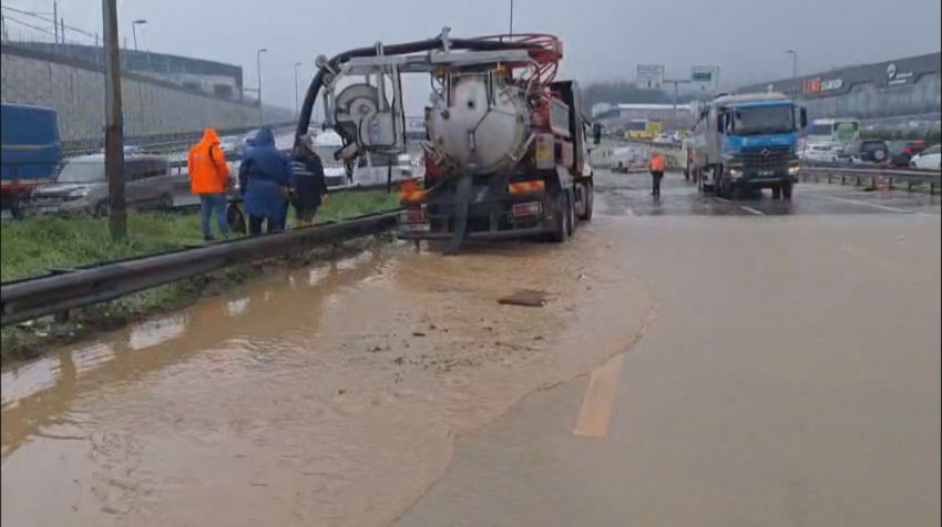 Çekmeköy'de dere yola taştı; Kadıköy istikameti trafiğe kapatıldı - Resim : 1