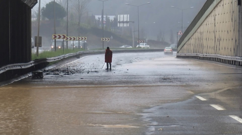 Çekmeköy'de dere yola taştı; Kadıköy istikameti trafiğe kapatıldı - Resim : 2