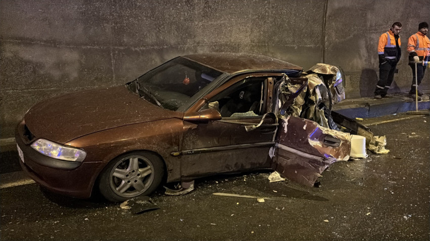 Bolu Dağı Tüneli'nde feci kaza! Tırla çarpışan otomobil hurdaya döndü: 5 yaralı - Resim : 1