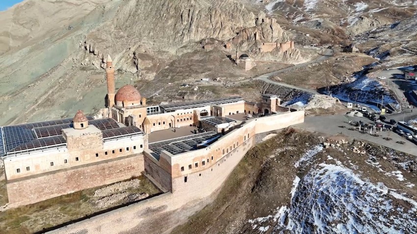 Ağrı'da yer alan 241 yıllık tarihi saray dron kamerasıyla görüntülendi. Osmanlı döneminin en önemli yapılarından biri - Resim : 1