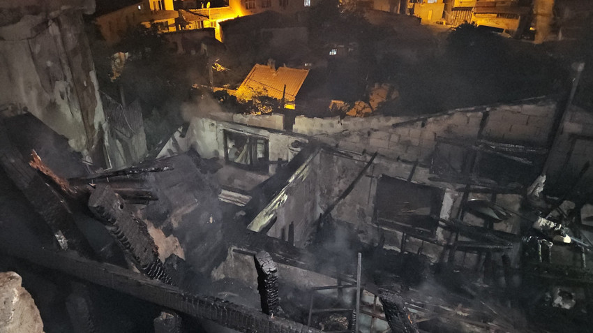 Gaziosmanpaşa'da alevli gece! Buzdolabı patladı: 3 gecekondu kül oldu - Resim : 1