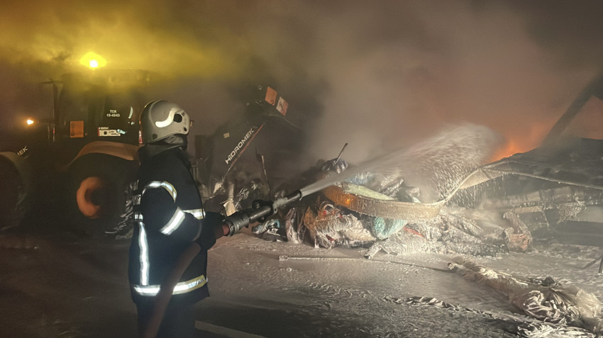 Bolu'da tır alev alev yandı! D-100 kara yolunda ulaşım aksadı - Resim : 1